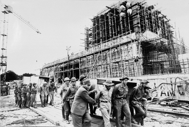 Lăng Bác: Công trình kiến trúc đồ sộ, uy nghi, biểu tượng thiêng liêng hình thành sau 700 ngày đêm kết tinh tình yêu của toàn thể dân tộc dành cho vị lãnh tụ vĩ đại- Ảnh 3. Lăng Bác: Công trình kiến trúc đồ sộ, uy nghi, biểu tượng thiêng liêng hình thành sau 700 ngày đêm kết tinh tình yêu của toàn thể dân tộc dành cho vị lãnh tụ vĩ đại- Ảnh 3.