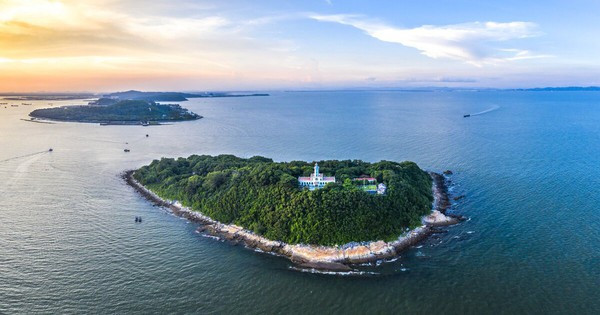 Hòn đảo tí hon giữa vùng biển miền Bắc: Sở hữu một trong 5 ngọn hải đăng cổ nhất Việt Nam, chỉ rộng hơn 10km2 nhưng có cả rừng cổ thụ nguyên sinh