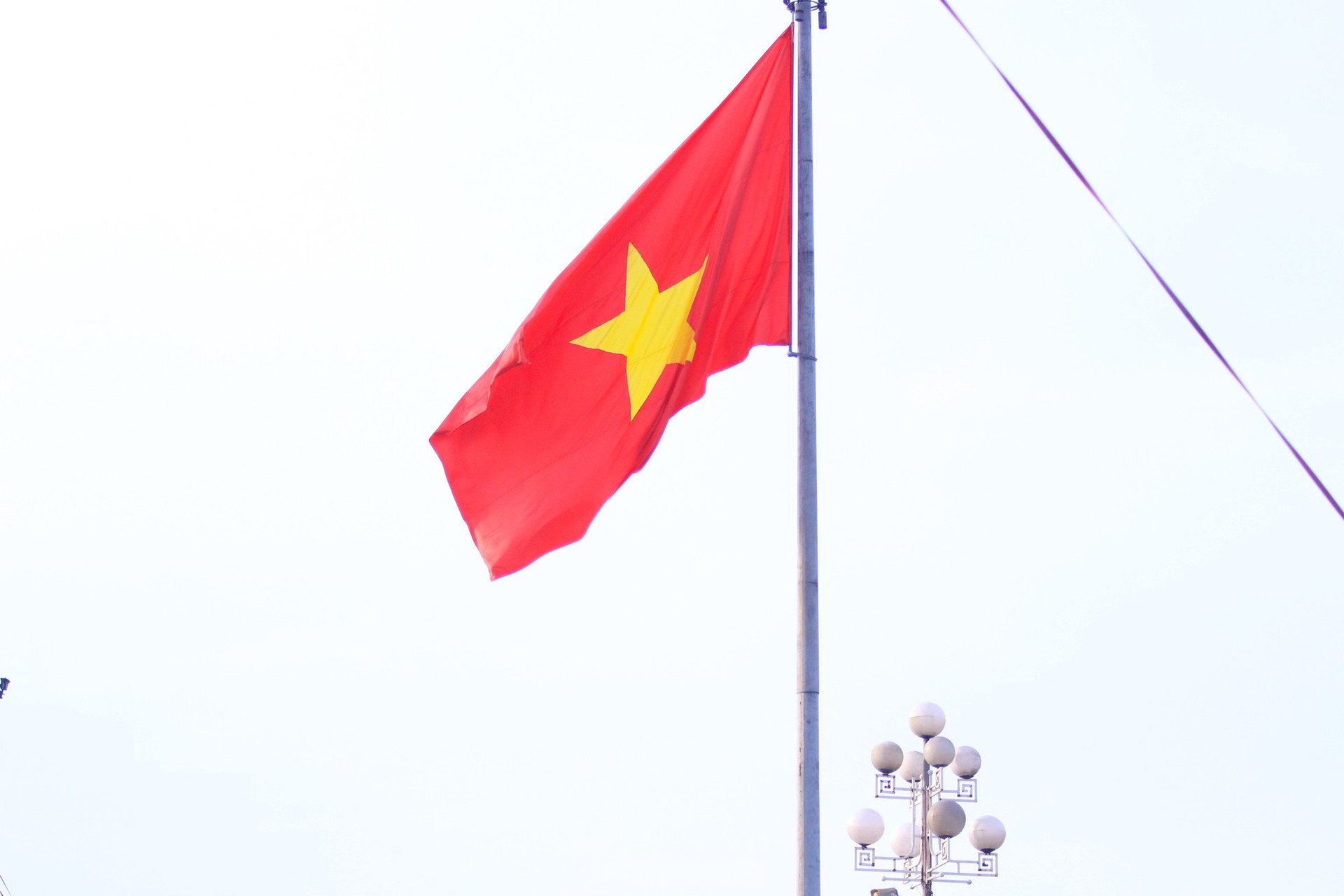 Xúc động cờ Tổ quốc hơn 2.000 m2 tung bay trên Quảng trường Hồ Chí Minh ảnh 7