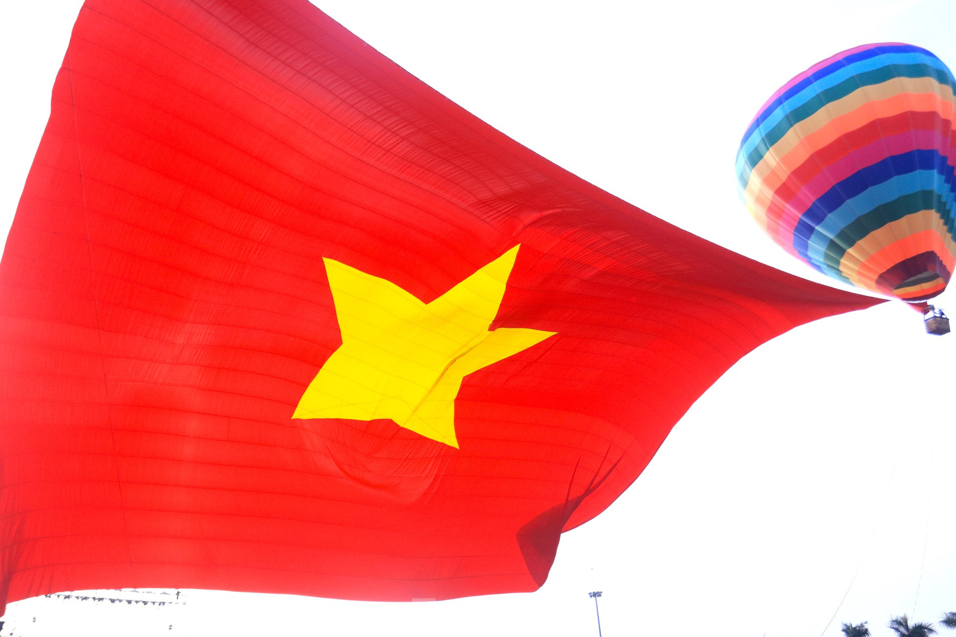 Xúc động cờ Tổ quốc hơn 2.000 m2 tung bay trên Quảng trường Hồ Chí Minh ảnh 14