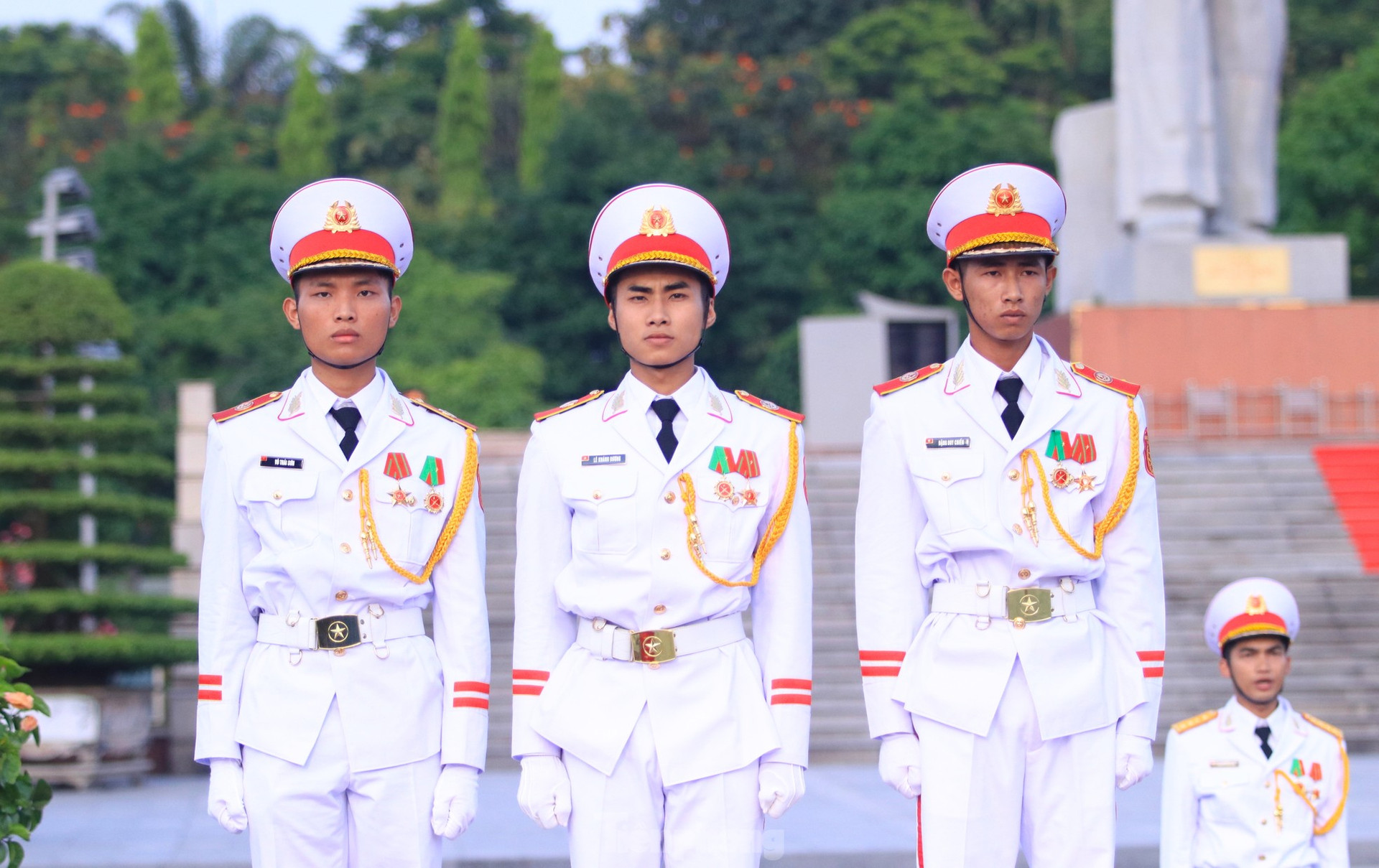 Xúc động cờ Tổ quốc hơn 2.000 m2 tung bay trên Quảng trường Hồ Chí Minh ảnh 5