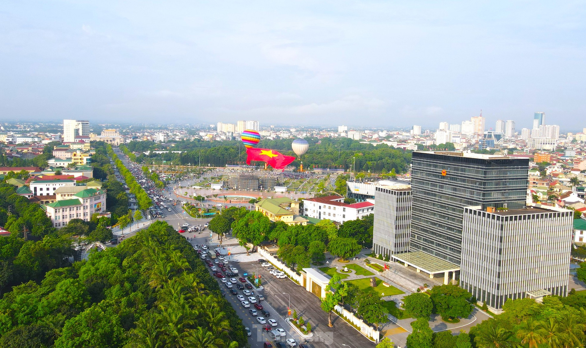 Xúc động cờ Tổ quốc hơn 2.000 m2 tung bay trên Quảng trường Hồ Chí Minh ảnh 22