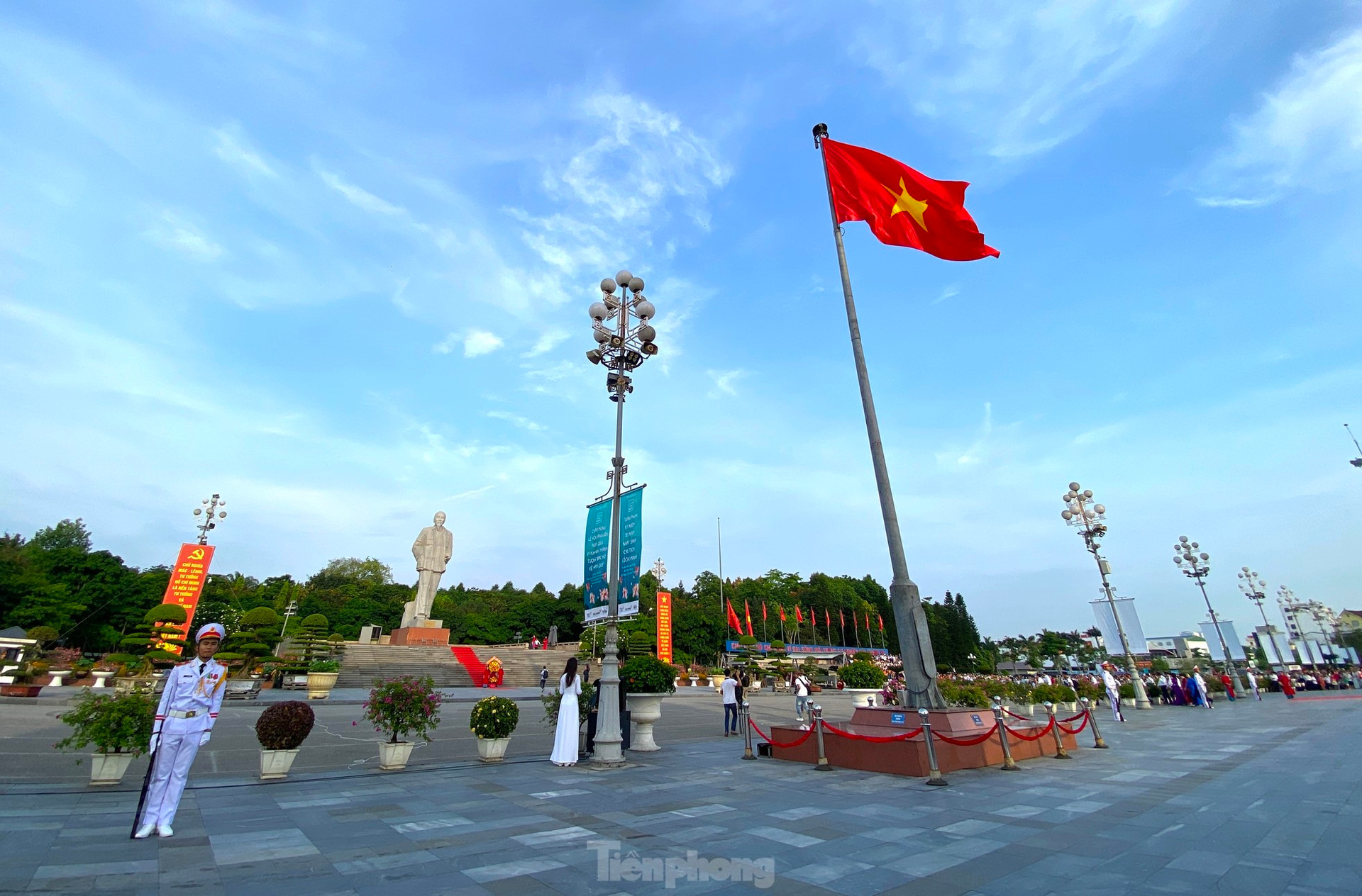 Xúc động cờ Tổ quốc hơn 2.000 m2 tung bay trên Quảng trường Hồ Chí Minh ảnh 8