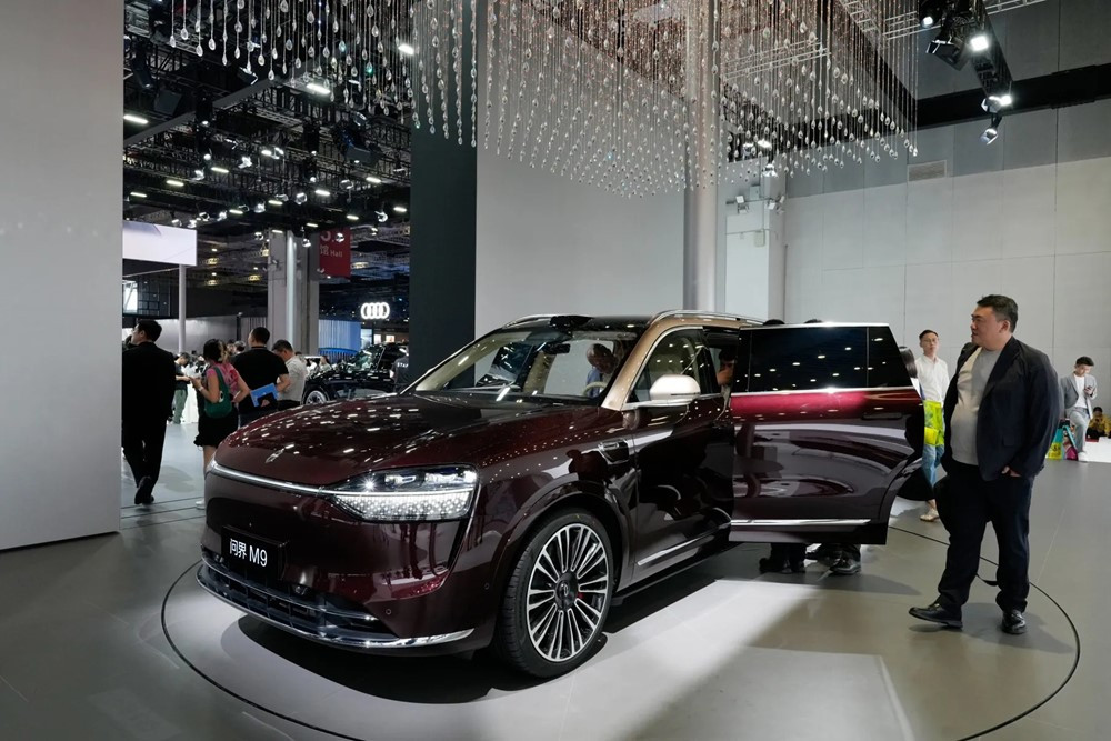 Đánh bại BMW, đối tác của Huawei bất ngờ trở thành thương hiệu xe sang bán chạy nhất thị trường tỷ dân - ảnh 1