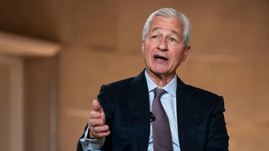 CEO JPMorgan cảnh báo: Sẽ là sai lầm nếu cho rằng ông Trump đang xuống thang, thị trường sẽ tiếp tục rung lắc - ảnh 1