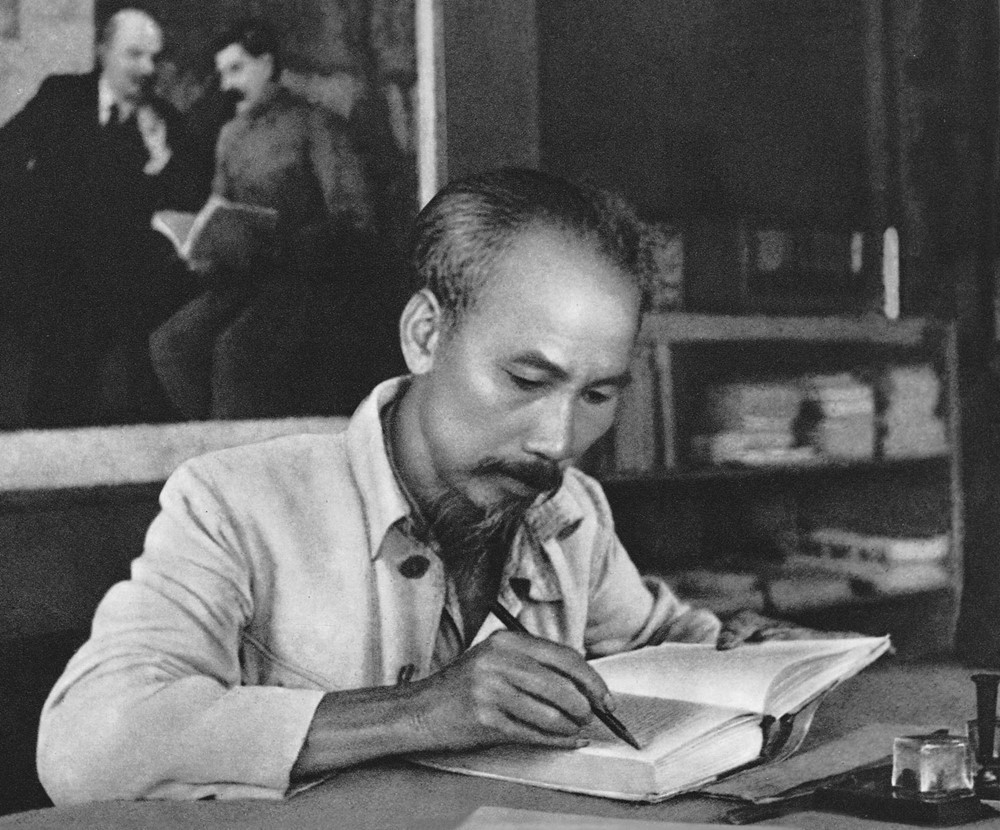 Chủ tịch Hồ Chí Minh - lãnh tụ thiên tài, ‘người thầy’ vĩ đại của cách mạng, Anh hùng giải phóng dân tộc, Danh nhân văn hóa thế giới vĩ đại của Việt Nam - ảnh 1