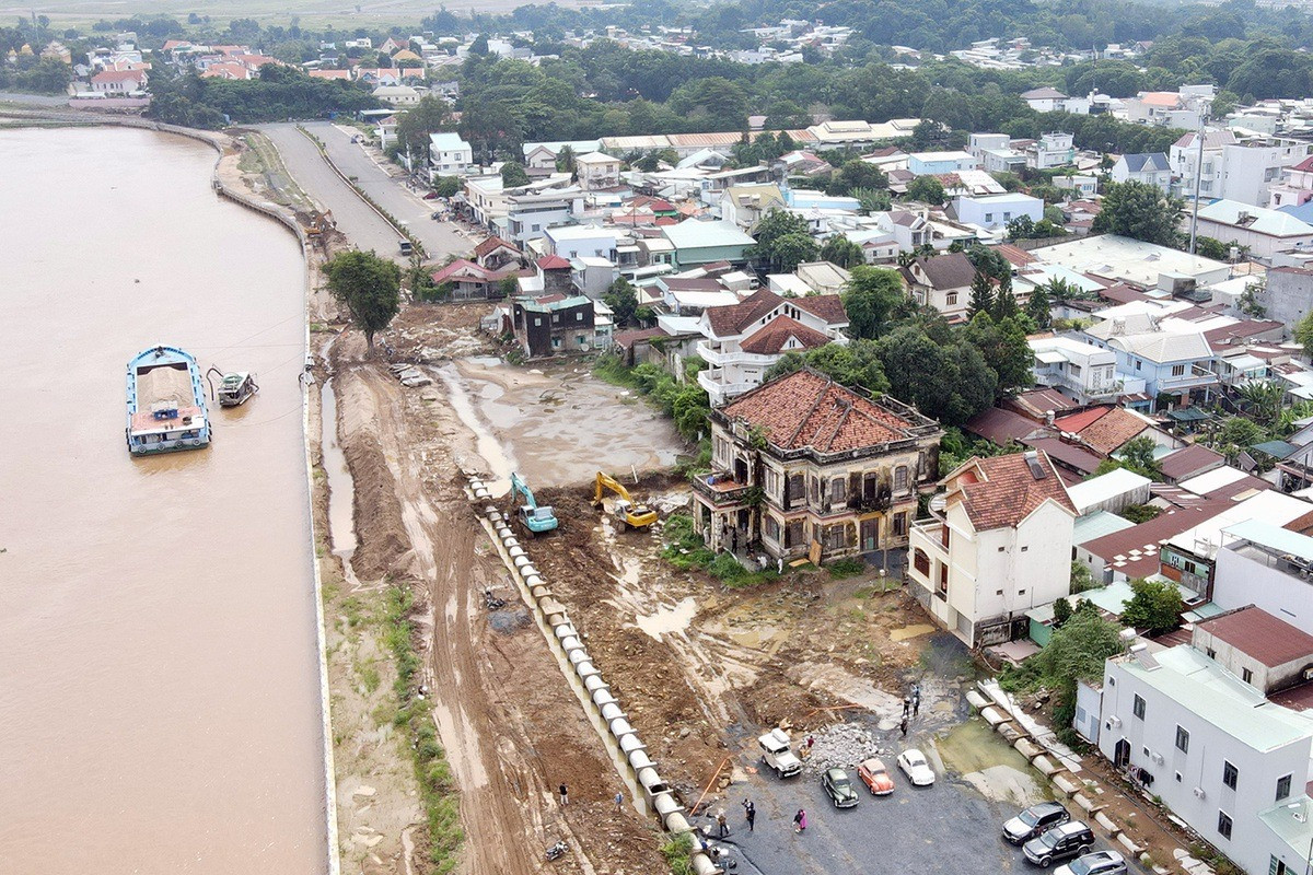 Biệt thự cổ hơn 100 tuổi bên dòng sông biểu tượng trước nguy cơ bị xóa sổ: Dấu ấn kiến trúc phương Tây giữa lòng Biên Hòa- Ảnh 1. Biệt thự cổ hơn 100 tuổi bên dòng sông biểu tượng trước nguy cơ bị xóa sổ: Dấu ấn kiến trúc phương Tây giữa lòng Biên Hòa- Ảnh 1.