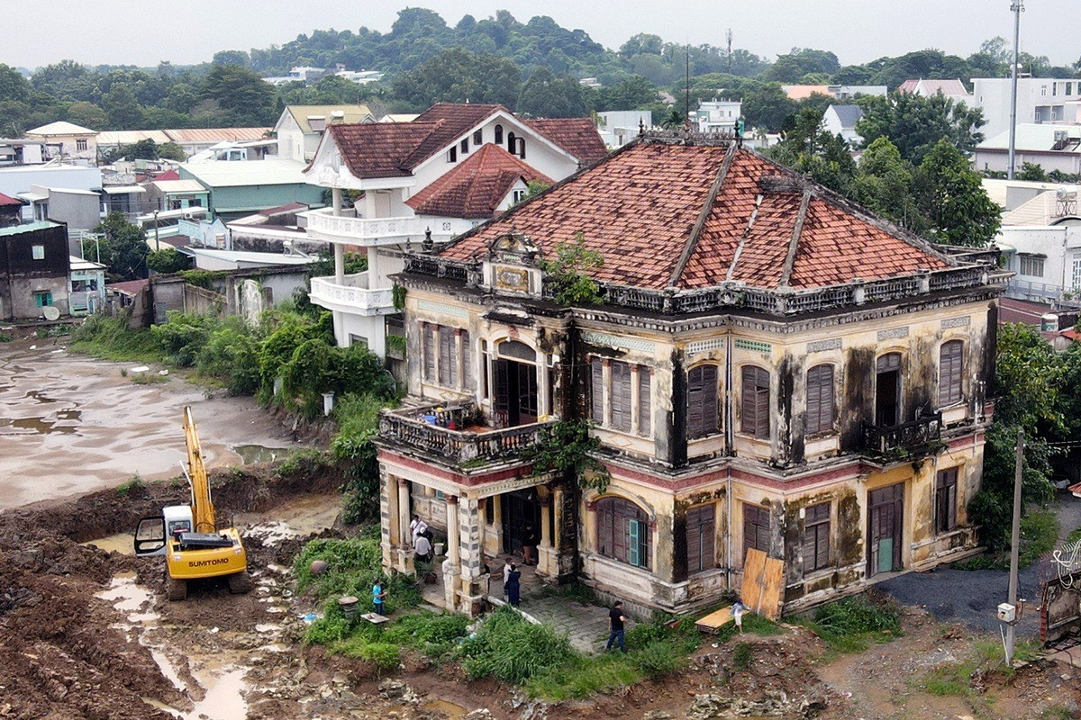 Biệt thự cổ hơn 100 tuổi bên dòng sông biểu tượng trước nguy cơ bị xóa sổ: Dấu ấn kiến trúc phương Tây giữa lòng Biên Hòa- Ảnh 2. Biệt thự cổ hơn 100 tuổi bên dòng sông biểu tượng trước nguy cơ bị xóa sổ: Dấu ấn kiến trúc phương Tây giữa lòng Biên Hòa- Ảnh 2.
