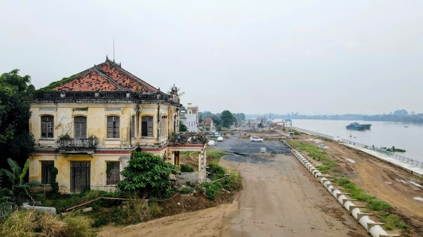 Biệt thự cổ hơn 100 tuổi bên dòng sông biểu tượng trước nguy cơ bị xóa sổ: Dấu ấn kiến trúc phương Tây giữa lòng Biên Hòa- Ảnh 3. Biệt thự cổ hơn 100 tuổi bên dòng sông biểu tượng trước nguy cơ bị xóa sổ: Dấu ấn kiến trúc phương Tây giữa lòng Biên Hòa- Ảnh 3.