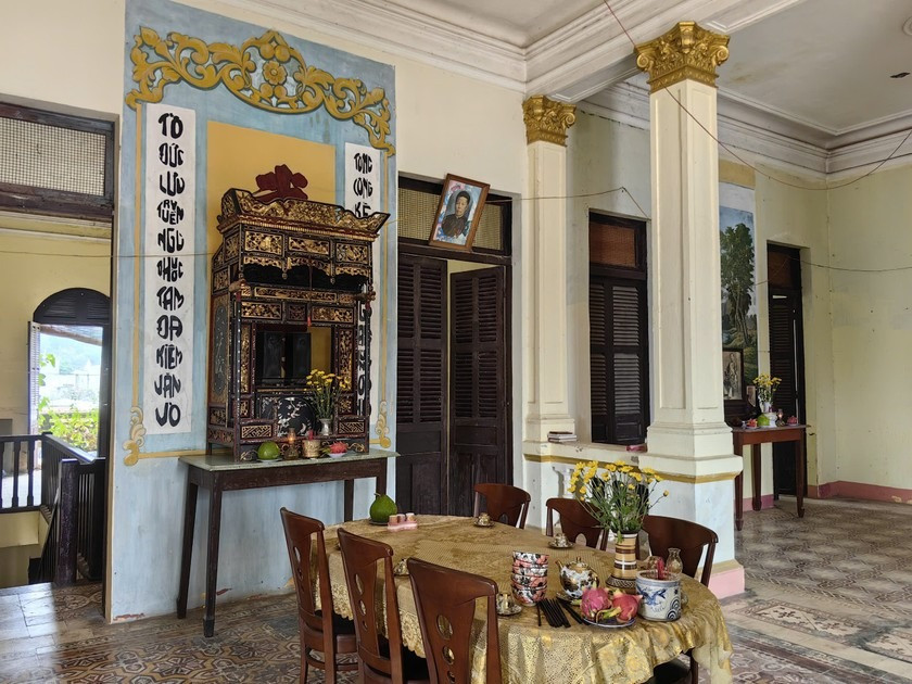 Biệt thự cổ hơn 100 tuổi bên dòng sông biểu tượng trước nguy cơ bị xóa sổ: Dấu ấn kiến trúc phương Tây giữa lòng Biên Hòa- Ảnh 5. Biệt thự cổ hơn 100 tuổi bên dòng sông biểu tượng trước nguy cơ bị xóa sổ: Dấu ấn kiến trúc phương Tây giữa lòng Biên Hòa- Ảnh 5.