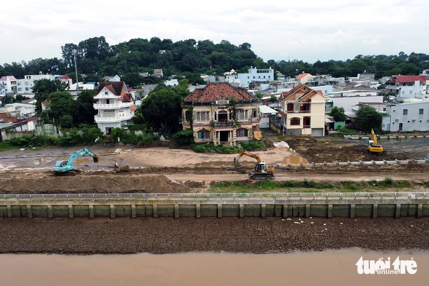 Biệt thự cổ hơn 100 tuổi bên dòng sông biểu tượng trước nguy cơ bị xóa sổ: Dấu ấn kiến trúc phương Tây giữa lòng Biên Hòa- Ảnh 6. Biệt thự cổ hơn 100 tuổi bên dòng sông biểu tượng trước nguy cơ bị xóa sổ: Dấu ấn kiến trúc phương Tây giữa lòng Biên Hòa- Ảnh 6.