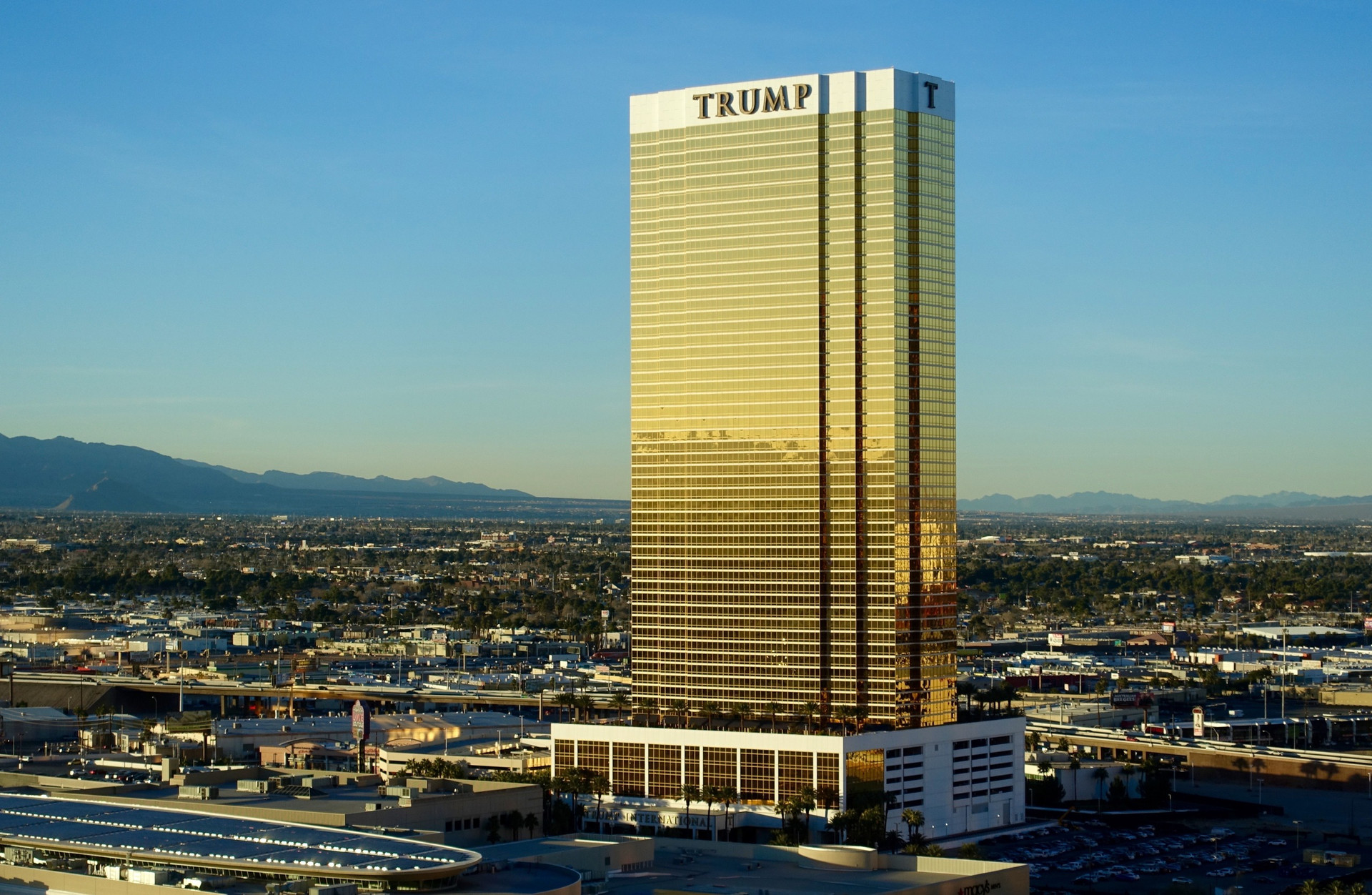 Trump Tower: Những tòa tháp chọc trời được xem là biểu tượng của một đế chế với sức hấp dẫn của 'giấc mơ Mỹ'- Ảnh 4. Trump Tower: Những tòa tháp chọc trời được xem là biểu tượng của một đế chế với sức hấp dẫn của 'giấc mơ Mỹ'- Ảnh 4.