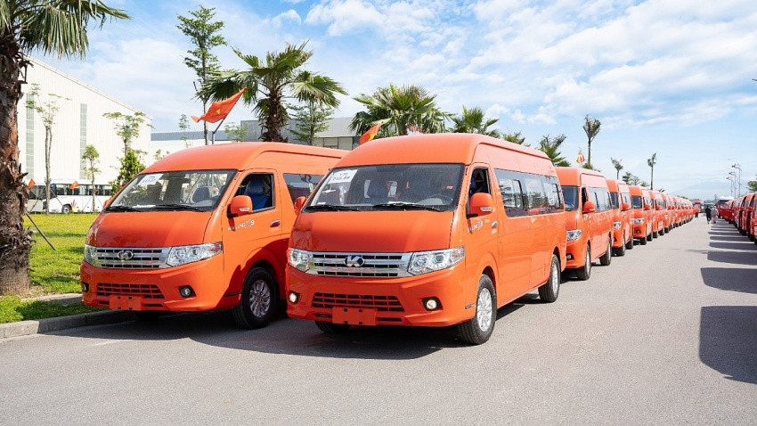 Hãng xe Việt Kim Long Motor vừa bàn giao 50 ô tô loại 16 chỗ, cam kết ăn xăng chỉ khoảng 8 lít/100km