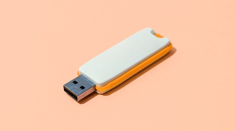 Tưởng chỉ để trang trí, hóa ra hai lỗ trên USB lại có tác dụng cực kỳ quan trọng