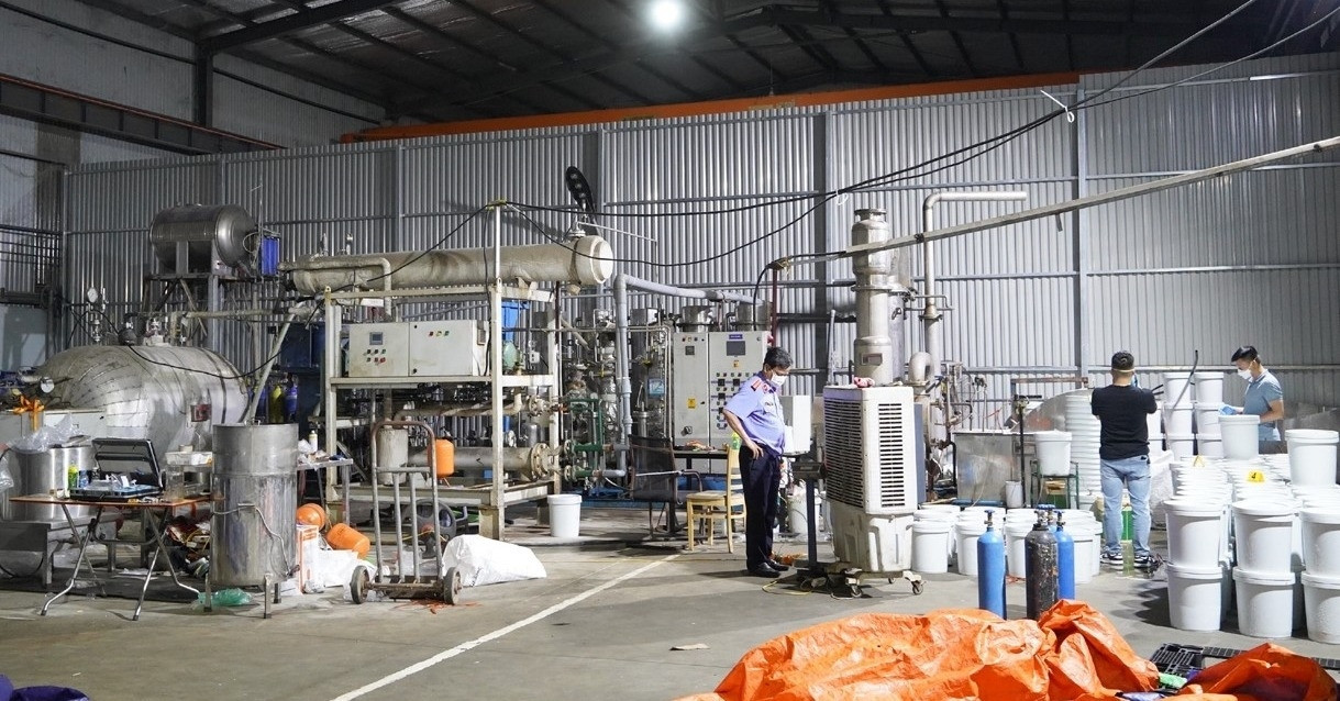 Thủ đoạn tinh vi của đường dây sản xuất, mua bán 'khí cười' cực lớn vừa bị bắt giữ