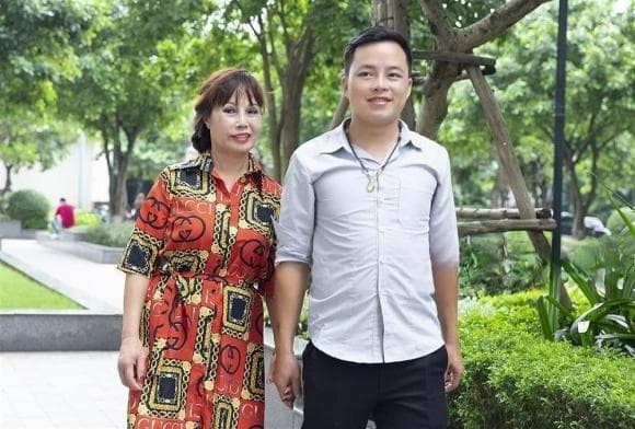 Nhan sắc 'cô dâu' U70 Thu Sao sau 7 năm cưới chồng trẻ kém 36 tuổi, ở nhà vẫn được gọi là 'cô bé mãi không chịu lớn' - ảnh 4