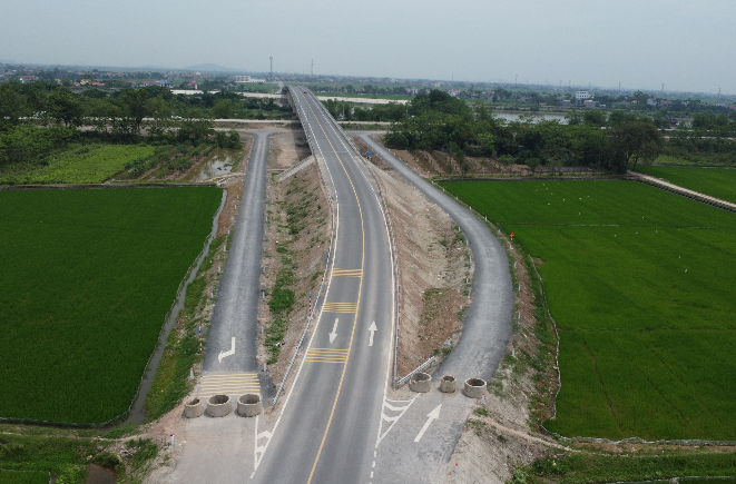 Cầu vượt sông Đáy thứ 2 nối Nam Định với Ninh Bình đã hoàn thành nhưng chưa thông xe- Ảnh 2. Cầu vượt sông Đáy thứ 2 nối Nam Định với Ninh Bình đã hoàn thành nhưng chưa thông xe- Ảnh 2.