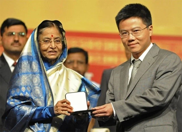 'Thần đồng' Toán học lập cú đúp dành 2 HCV IMO, là người Việt Nam đầu tiên giành giải 'Nobel Toán học', gia đình 'danh gia vọng tộc', bố mẹ đều là GS, TS - ảnh 1