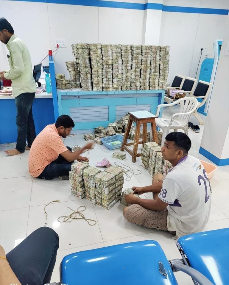 Huy động 260 cán bộ thuế, 120 phương tiện: Thu giữ 32kg vàng trị giá 48 tỷ đồng và hơn 170 tỷ tiền mặt của một đại gia bất động sản - ảnh 2