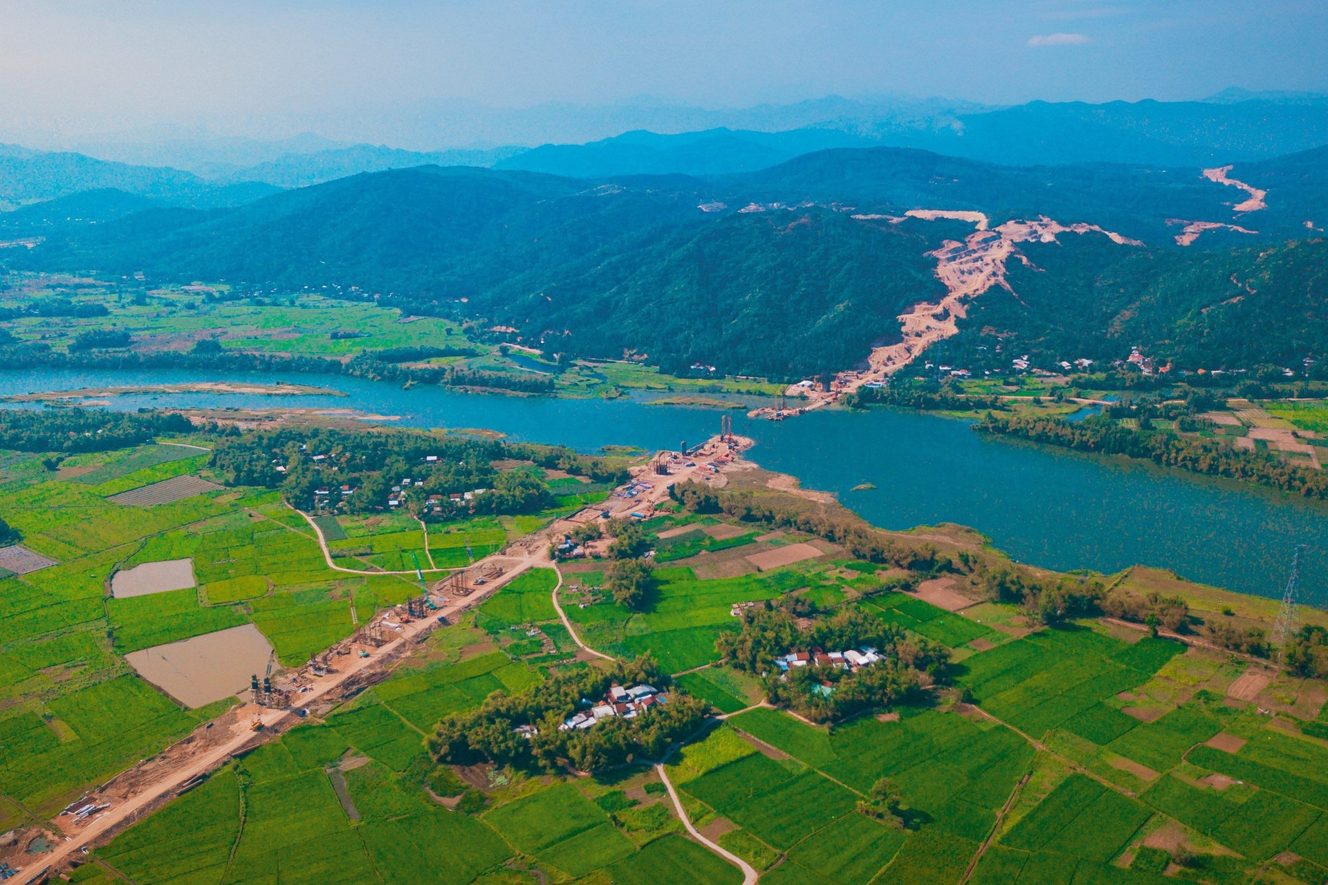 Hiện trạng cao tốc Quy Nhơn - Chí Thạnh. Nguồn ảnh: Soha.vn Hiện trạng cao tốc Quy Nhơn - Chí Thạnh. Nguồn ảnh: Soha.vn