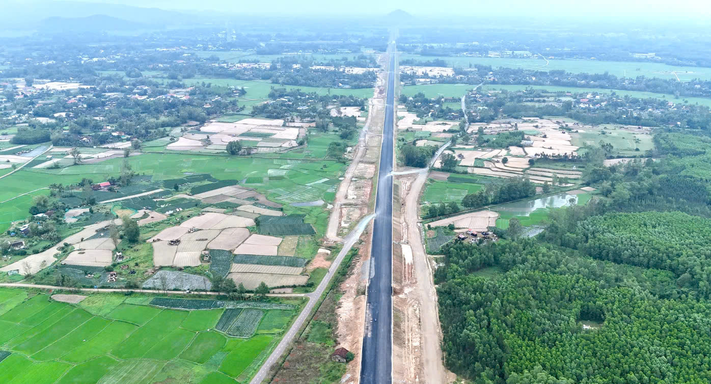 Hiện trạng cao tốc Hoài Nhơn - Quy Nhơn. Nguồn ảnh: Báo Giao thông Hiện trạng cao tốc Hoài Nhơn - Quy Nhơn. Nguồn ảnh: Báo Giao thông