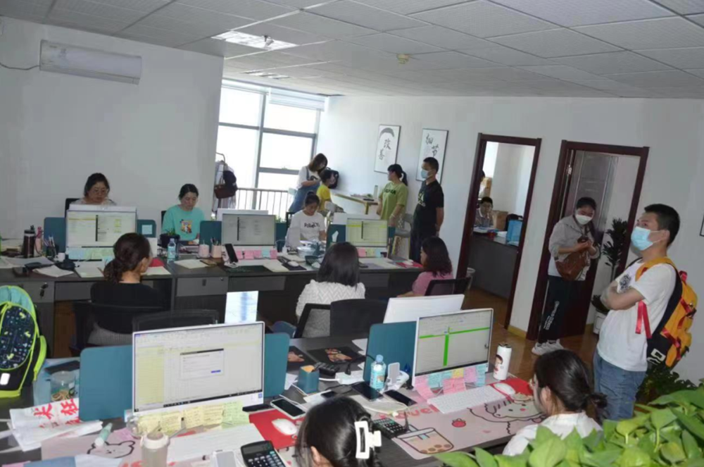 Khám xét nhà ở, tịch thu 38kg vàng của cặp vợ chồng chuyên livestream - ảnh 1