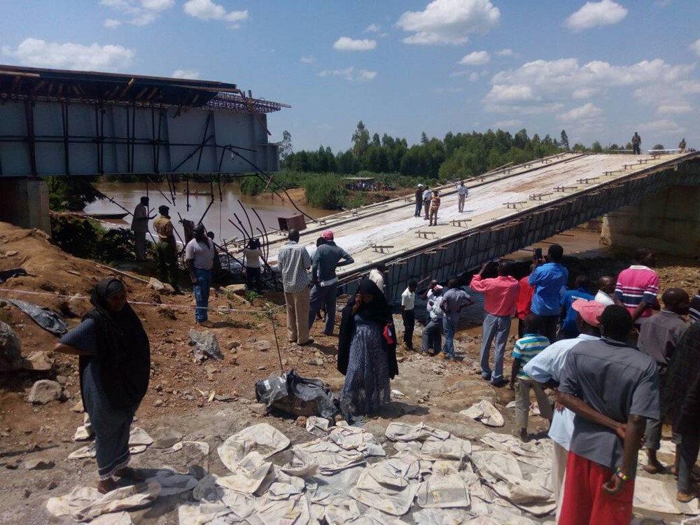 Chọn nhà thầu Trung Quốc, cây cầu trị giá 310 tỷ đồng bất ngờ đổ sập trước ngày khánh thành khiến gần 30 người bị thương - ảnh 2