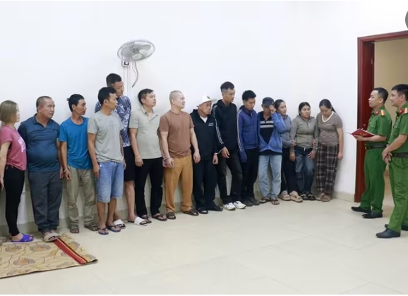 Bắt 17 người đánh bạc trong rừng sâu - ảnh 2