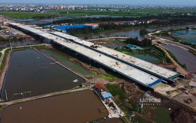 Dự kiến 1 tháng nữa, cầu vượt sông quy mô trên tuyến đường 6.400 tỷ kết nối ra biển Đông của tỉnh Nam Định sẽ hoàn thành- Ảnh 2. Dự kiến 1 tháng nữa, cầu vượt sông quy mô trên tuyến đường 6.400 tỷ kết nối ra biển Đông của tỉnh Nam Định sẽ hoàn thành- Ảnh 2.
