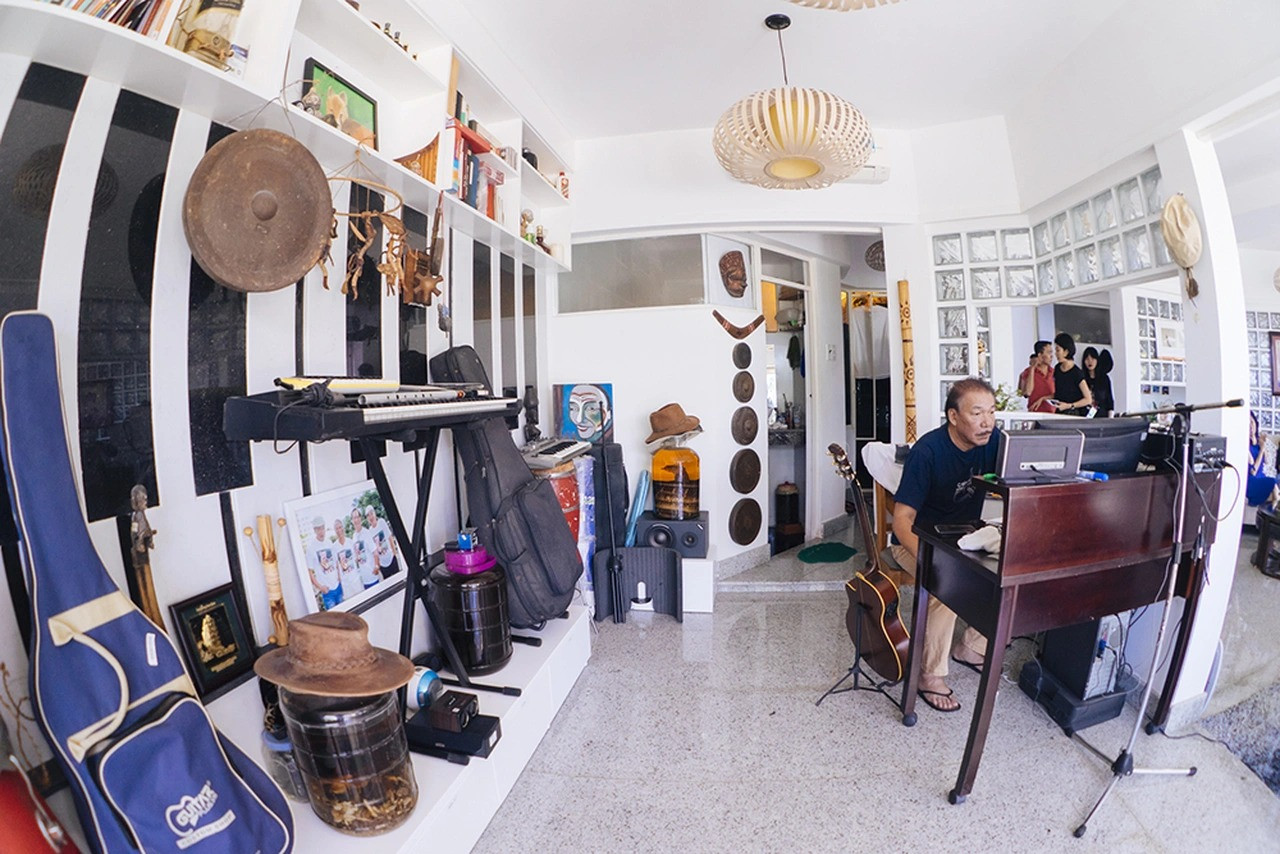 Vị nhạc sĩ được mệnh danh là ‘gã du ca’ sinh sống trong biệt thự view biển: Không gian sống yên bình, đậm tình yêu âm nhạc- Ảnh 3. Vị nhạc sĩ được mệnh danh là ‘gã du ca’ sinh sống trong biệt thự view biển: Không gian sống yên bình, đậm tình yêu âm nhạc- Ảnh 3.