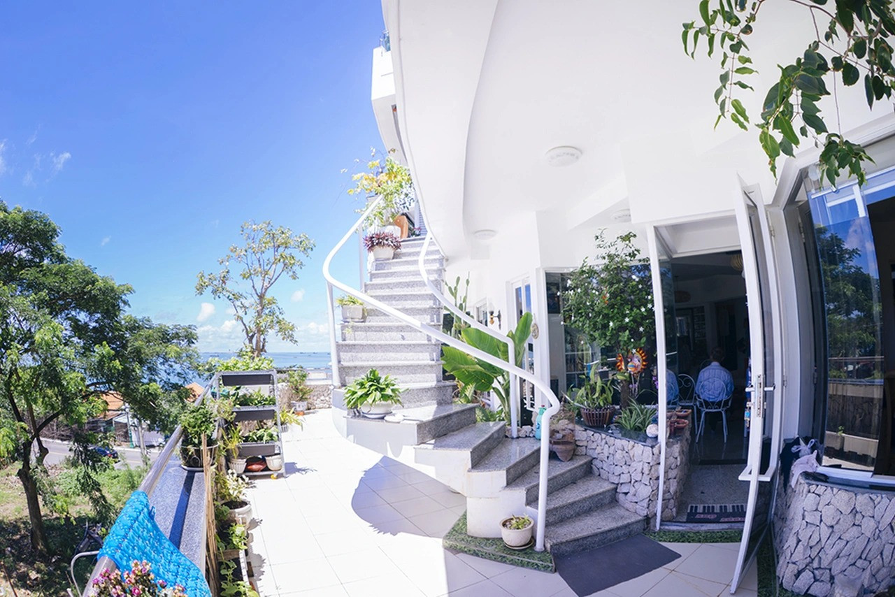 Vị nhạc sĩ được mệnh danh là ‘gã du ca’ sinh sống trong biệt thự view biển: Không gian sống yên bình, đậm tình yêu âm nhạc- Ảnh 2. Vị nhạc sĩ được mệnh danh là ‘gã du ca’ sinh sống trong biệt thự view biển: Không gian sống yên bình, đậm tình yêu âm nhạc- Ảnh 2.