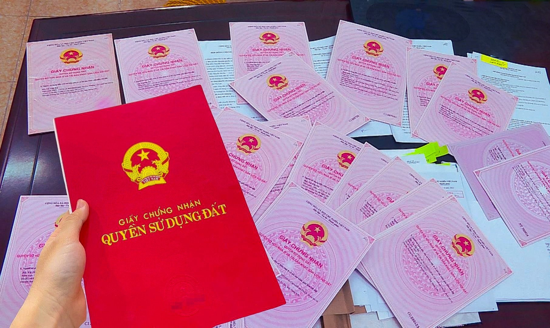 Từ bây giờ, sổ đỏ bị ố, rách, nhòe chữ, hư hỏng sẽ phải xử lý thế nào?- Ảnh 1. Từ bây giờ, sổ đỏ bị ố, rách, nhòe chữ, hư hỏng sẽ phải xử lý thế nào?- Ảnh 1.