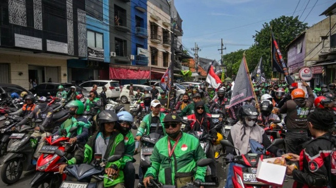 Phẫn nộ vì bị trừ 20% thu nhập, tài xế Grab và Gojek đồng loạt biểu tình