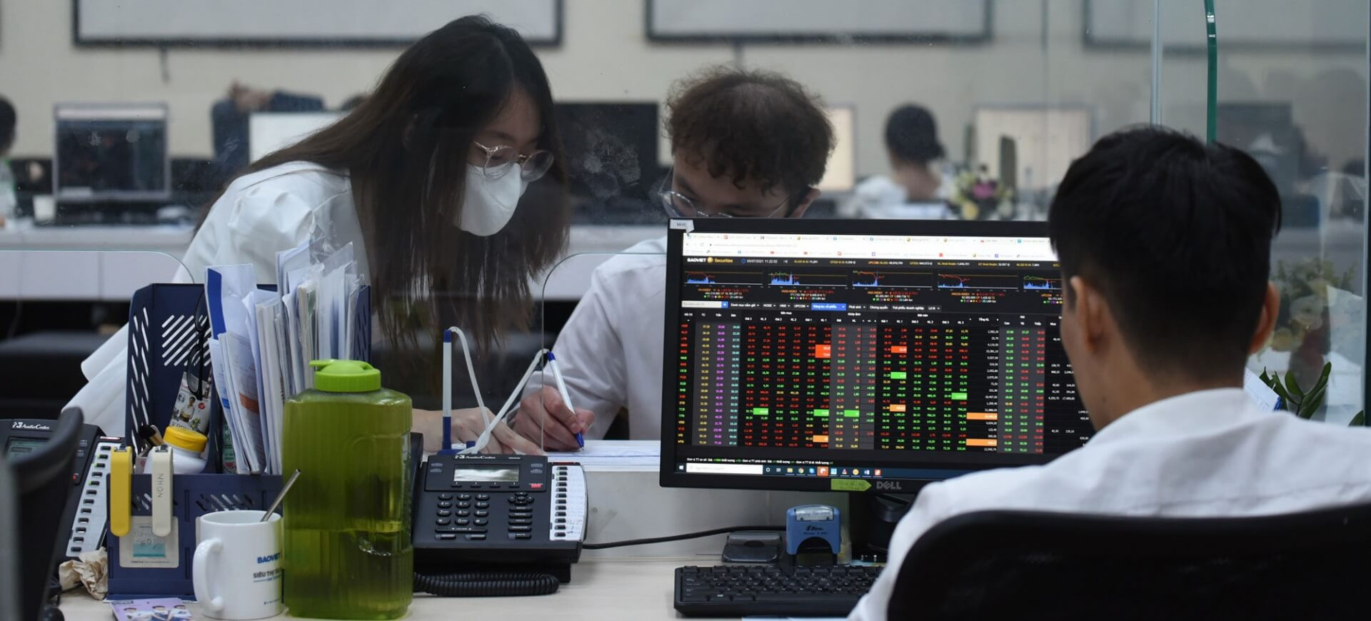 Tiền vào chứng khoán đột ngột 'mất hút'