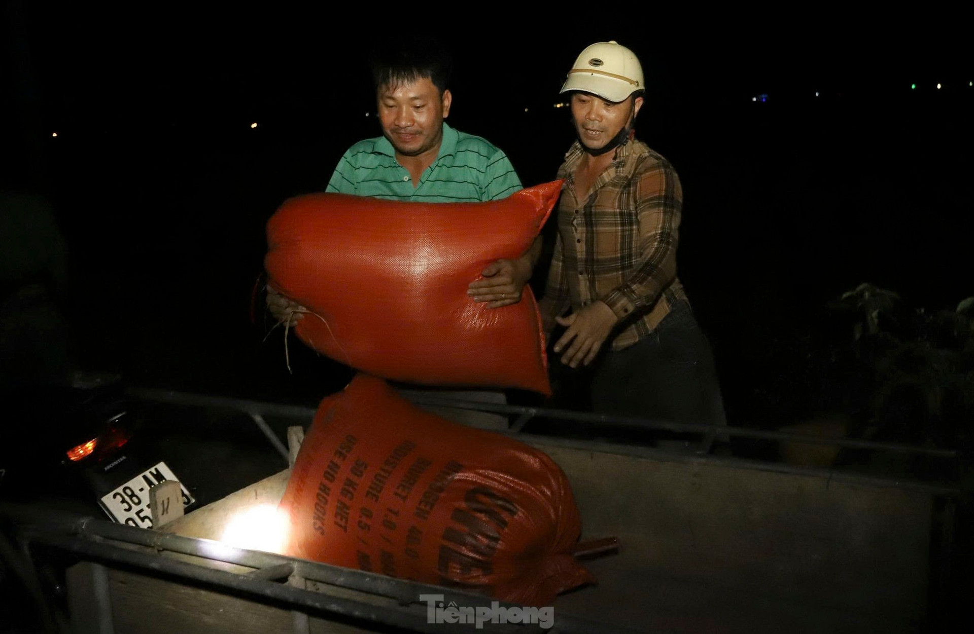 'Trúng' vụ lúa kỷ lục, nông dân làm ngày không đủ tranh thủ làm đêm ảnh 16
