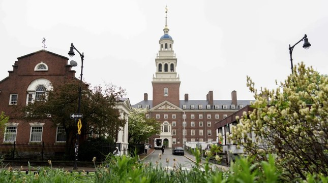 Chính quyền Tổng thống Trump thu hồi quyền tuyển sinh quốc tế của Đại học Harvard ảnh 1