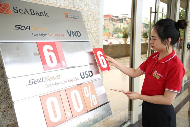 Lý do tiền ùn ùn đổ vào ngân hàng bất chấp lãi suất giảm mạnh ảnh 1