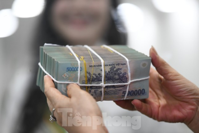 Nguồn tiền rất lớn từ người dân vừa gửi ngân hàng ảnh 1