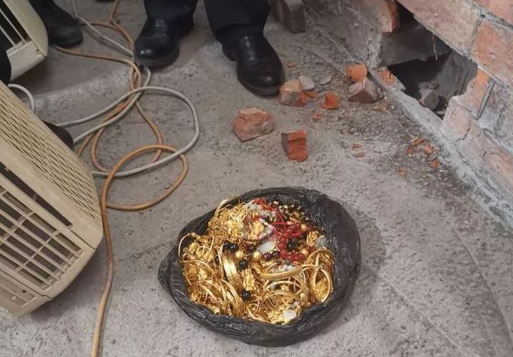 Khám xét nhà dân, tịch thu gần 5kg vàng gồm nhẫn, vòng tay, dây chuyền... - ảnh 3
