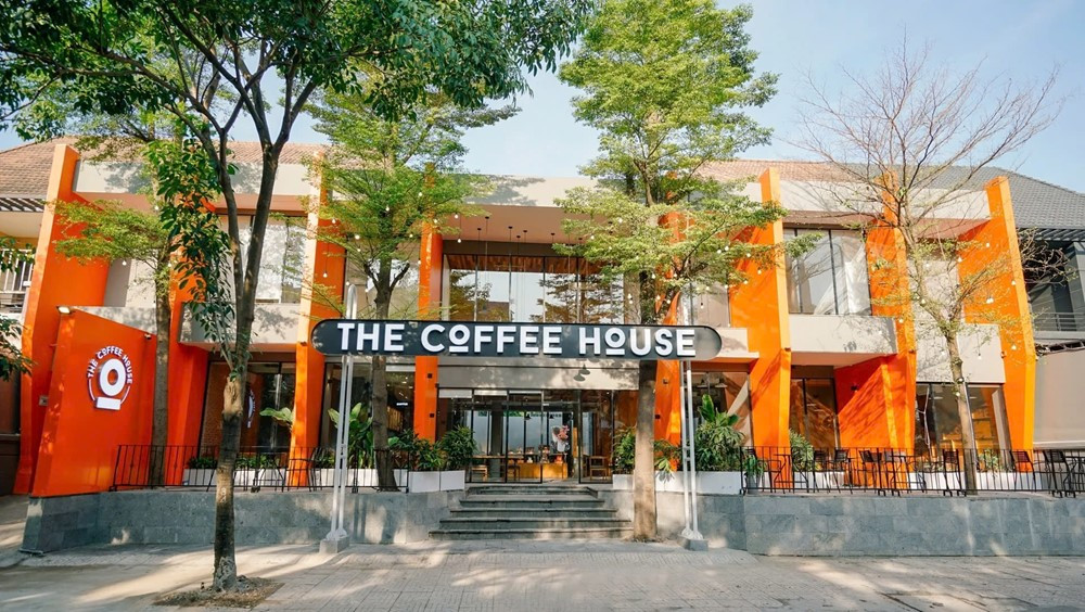 Một chuỗi cà phê lớn tại Việt Nam bị réo tên vì ‘bịt ổ điện’, 'đuổi khéo khách ngồi lâu' khiến cộng đồng mạng dậy sóng - ảnh 1