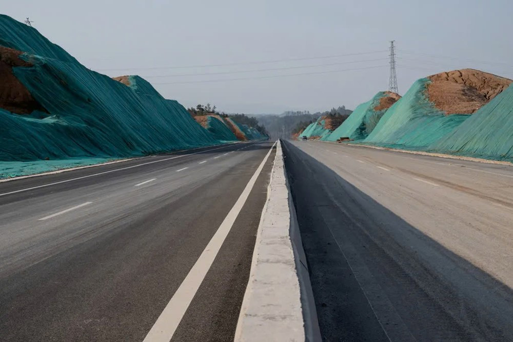 Trung Quốc 'cày nát' mỏ lithium 'nghèo': Rác thải ngập núi, giá giảm 90% vẫn khai thác - ảnh 1
