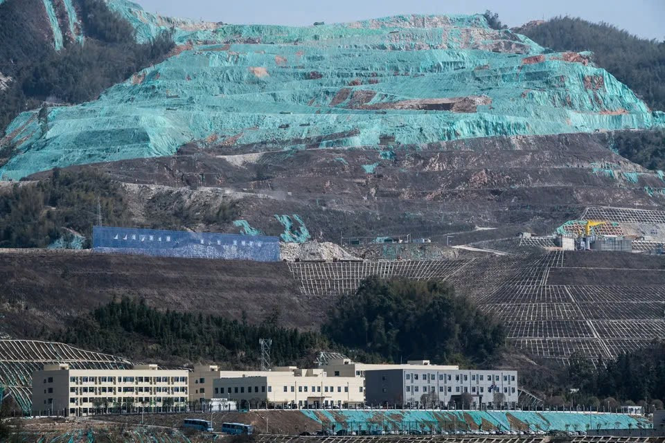 Trung Quốc 'cày nát' mỏ lithium 'nghèo': Rác thải ngập núi, giá giảm 90% vẫn khai thác - ảnh 2