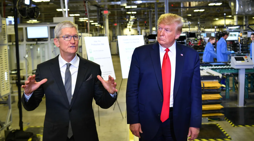 'Dằn mặt' Tim Cook: Ông Trump bất ngờ tuyên bố Apple sẽ phải trả thuế 25% nếu iPhone không sản xuất tại Mỹ