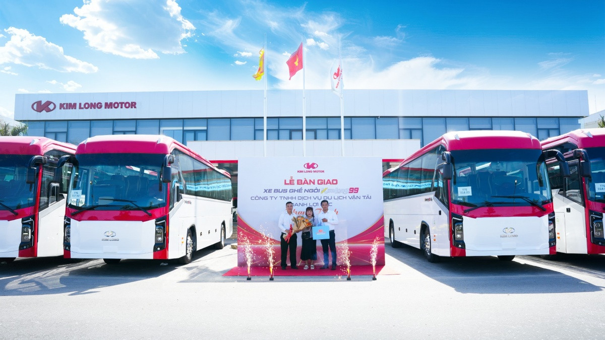 Hãng xe Việt Kim Long Motor bàn giao lô xe bus đầu tiên cho doanh nghiệp có tiếng tại Nha Trang