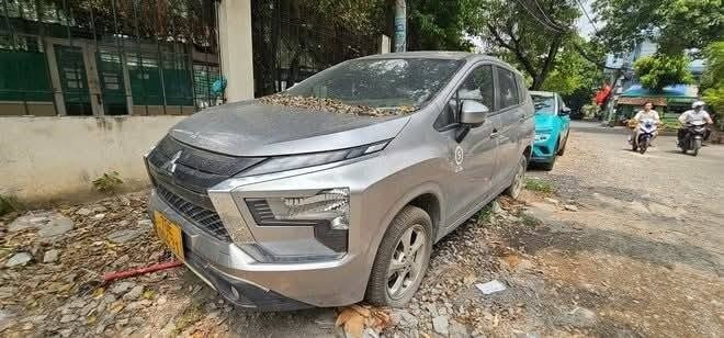 Chiếc ô tô đỗ bên lề đường TP. HCM suốt 1 năm: Thân xe phủ bụi, bám đầy lá cây, chủ xe lần đầu nói nguyên nhân