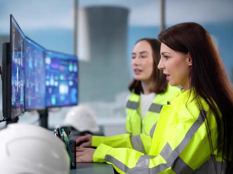 10 công việc đang cực ‘khát nhân lực’ năm 2025, thu nhập lên tới gần 4 tỷ đồng/năm mà không yêu cầu bằng Đại học - ảnh 1