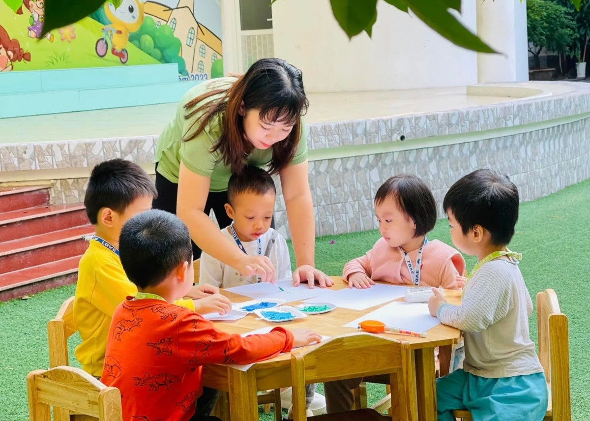 Giáo viên mầm non sau khi tăng phụ cấp 45-80%, mức lương cao nhất là bao nhiêu?