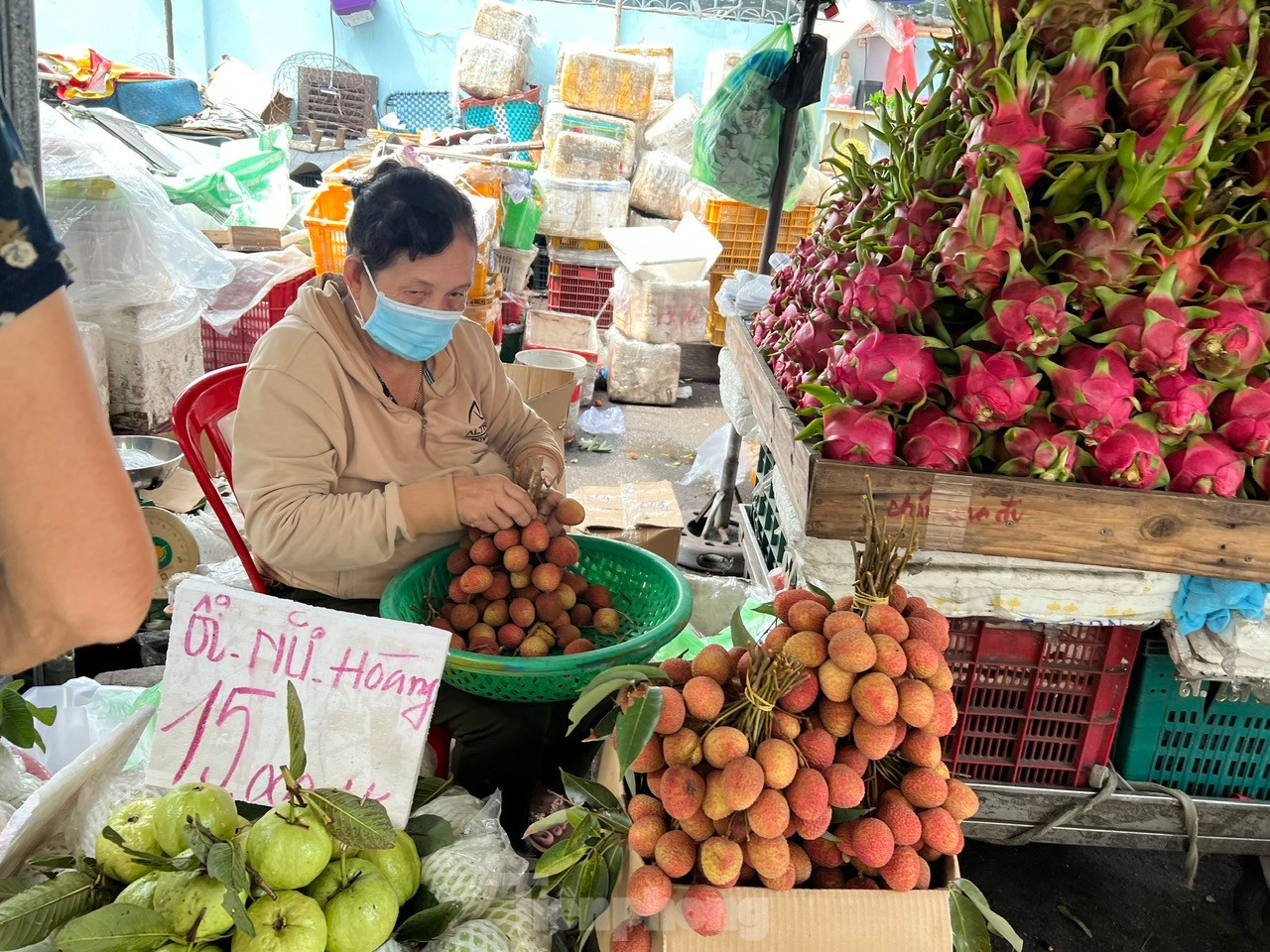 Vải thiều vào vụ, giá rẻ bất ngờ ảnh 3