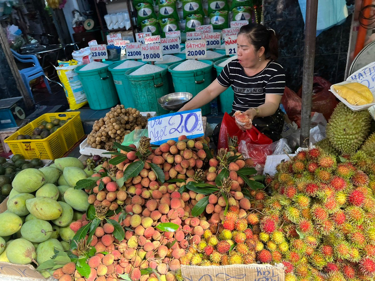 Vải thiều vào vụ, giá rẻ bất ngờ ảnh 11