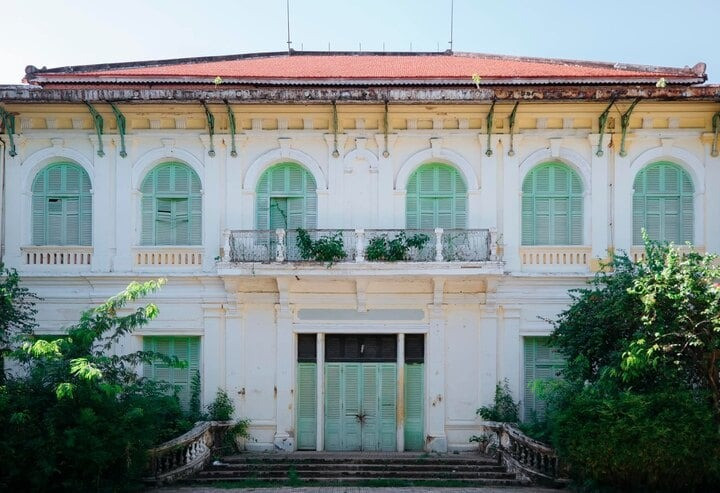 Dinh thự Pháp cổ bỏ hoang hàng trăm năm: Biểu tượng quyền lực một thời đất phương Nam, nay là di sản bị lãng quên giữa lòng phố thị- Ảnh 4. Dinh thự Pháp cổ bỏ hoang hàng trăm năm: Biểu tượng quyền lực một thời đất phương Nam, nay là di sản bị lãng quên giữa lòng phố thị- Ảnh 4.